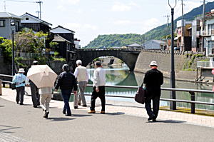 ボランティアガイドの案内で堀川運河と堀川橋を見学する会員一行